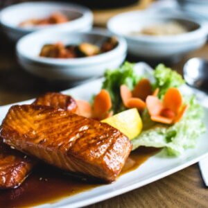 Salmão grelhado com molho de laranja